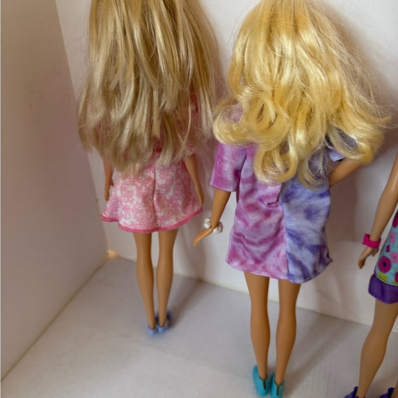 Five Blonde Barbies with all NEW outfits and accessories and storage bags! - Picture 8 of 16